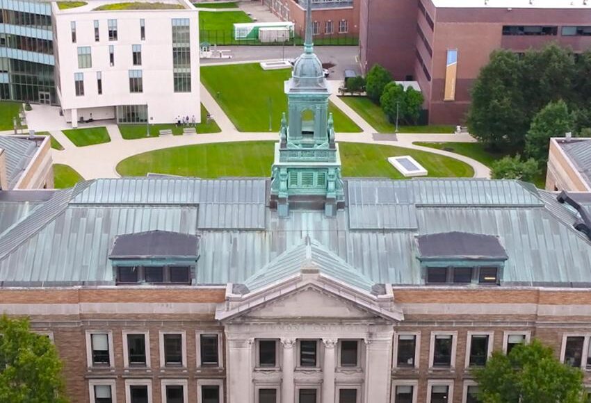 منحة جامعة Simmons الممولة بالكامل