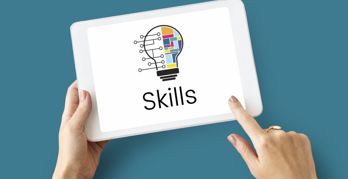 وهذه المهارات هي المهارات الشخصية أو ما يطلق عليها "المهارات الناعمة " أو الـ  Soft Skills ببساطة هي عبارة عن مجموعة من المهارات الشخصية، والتي لا تكون مرتبطة بالمهام الوظيفية بشكل مباشر، ولكنها مهمة جداً وضرورية لتحقيق أفضل النتائج الممكنة في العمل. إليك بعض المهارات التي لا يمكن الاستغناء عنها في حياتك الشخصية والمهنية .